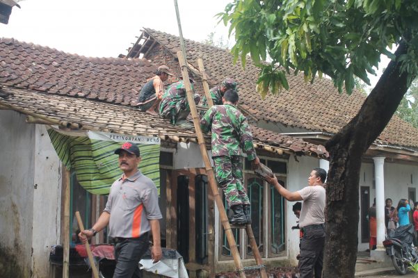 Kodim Bersama Polri & Masyarakat Kerja Bhakti Pasca Bencana ... - Beritalima.com (Siaran Pers)