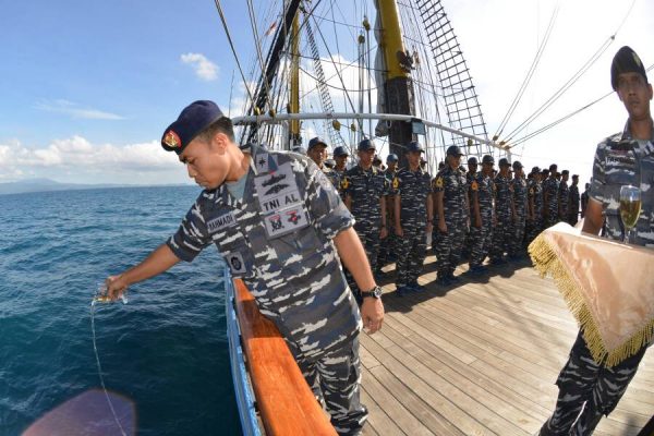 Tradisi KRI Dewa Ruci Saat Melintasi Selat Sunda