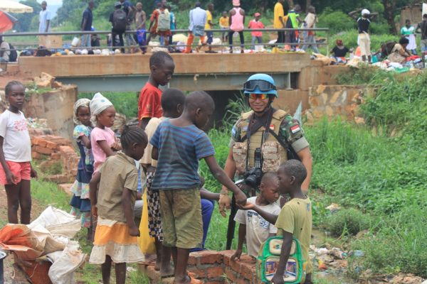 Satgas Kizi TNI Bersihkan Sungai di Afrika Tengah
