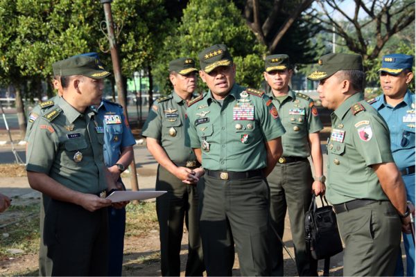 Berita Foto : Panglima TNI Kunjungi Satuan-Satuan TNI di Wilayah Malang